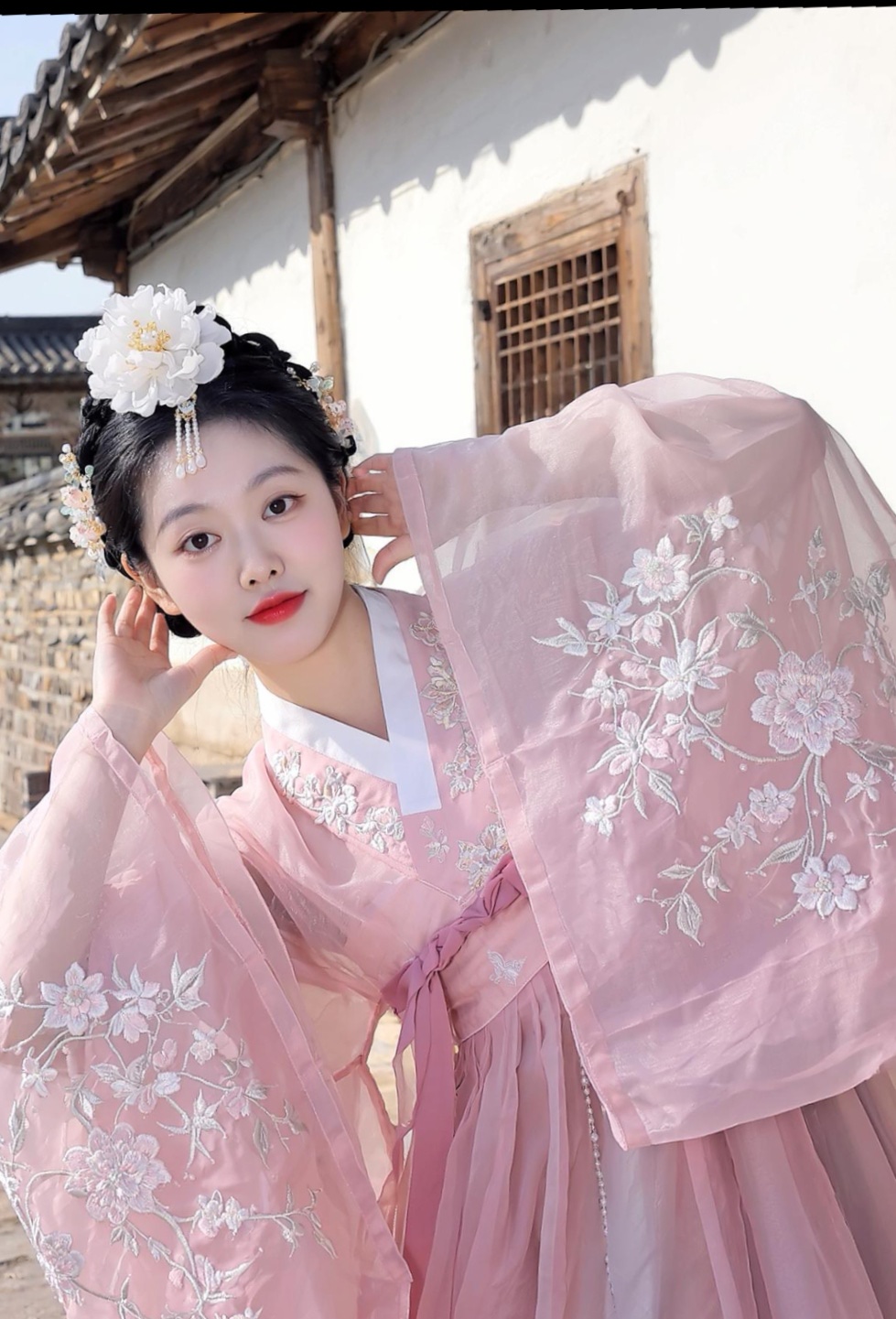 中国风古装女子汉服佳人庭院古装人像照片 | AI智能生成设计模板-千图AI