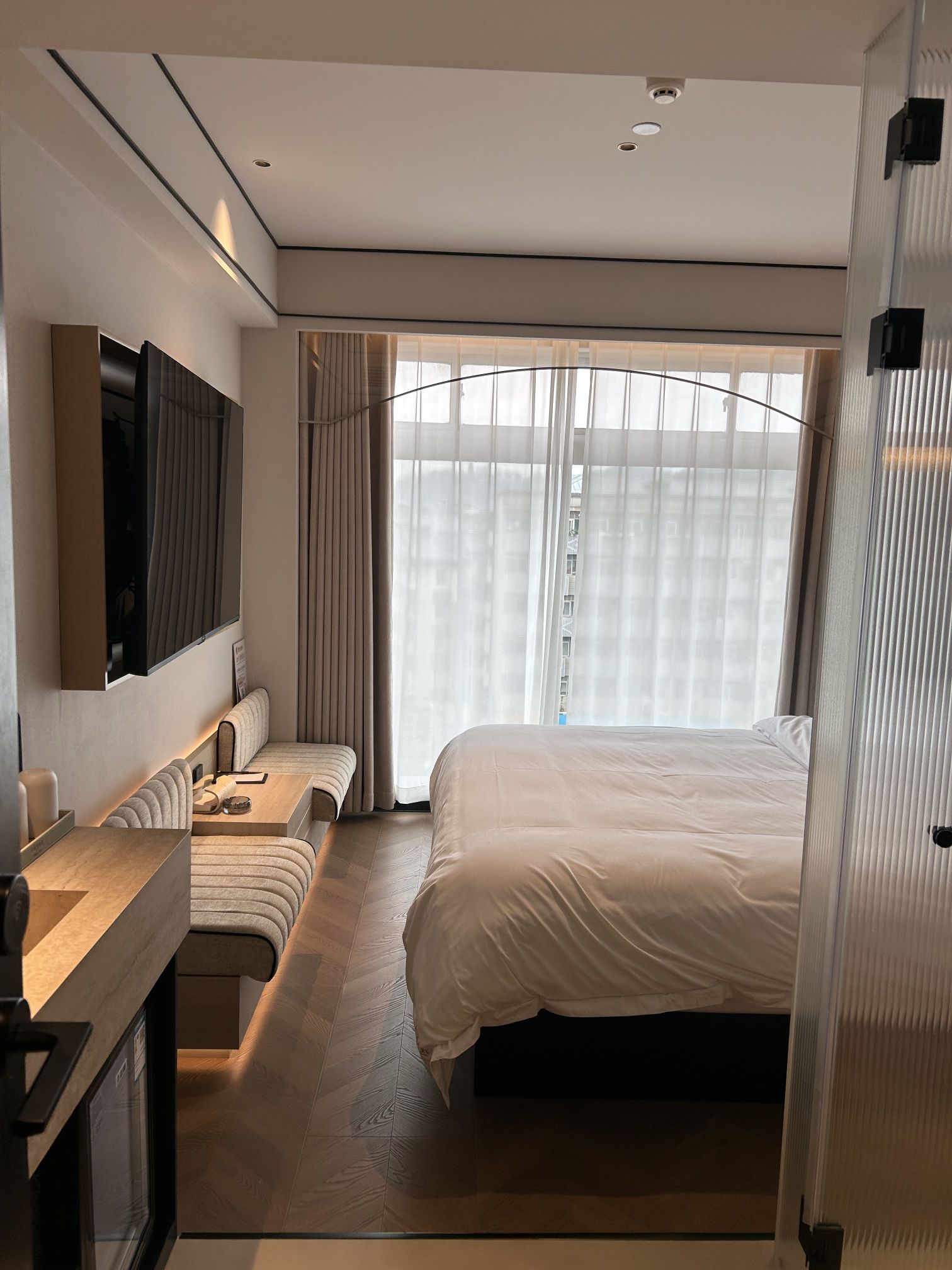 现代风格酒店房间住宿休息场景商业照片 | AI智能生成设计模板-千图AI